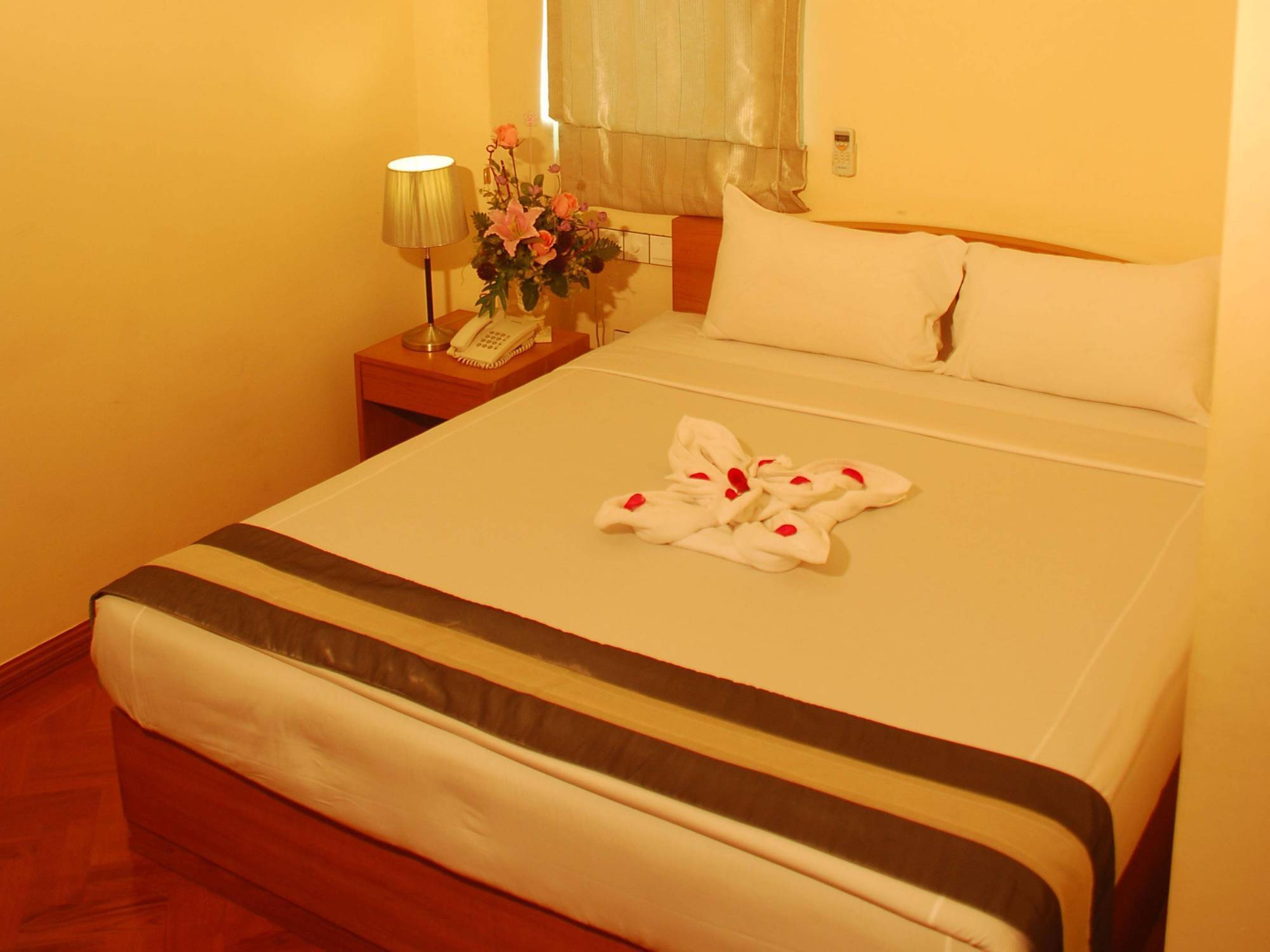 יאנגון Pleasure View Hotel מראה חיצוני תמונה