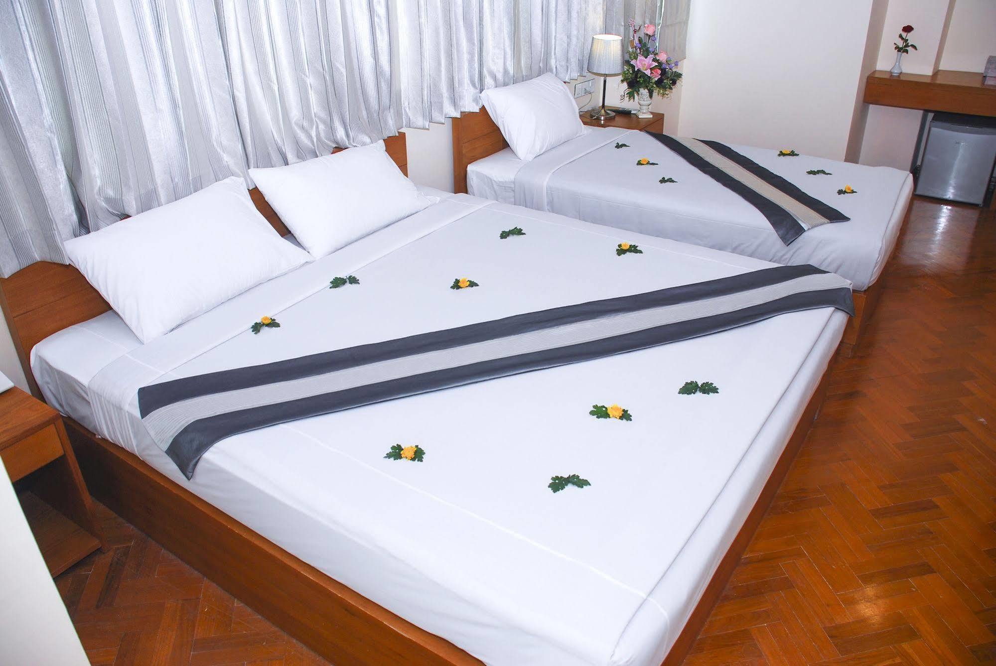 יאנגון Pleasure View Hotel מראה חיצוני תמונה